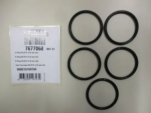 Schwarze O-Ringe in verschiedenen Größen liegen neben einer Beschriftung mit Artikelnummer und Spezifikationen von Remeha auf einem hellen Untergrund.